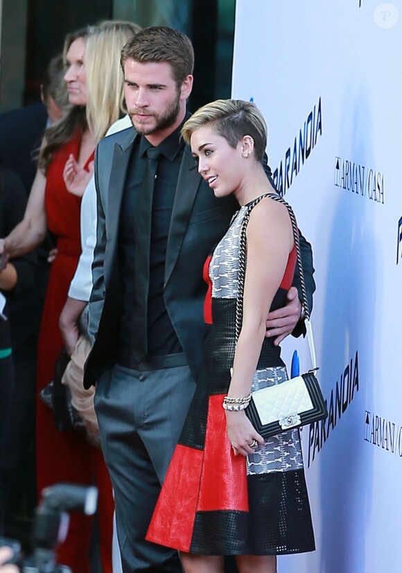 Miley Cyrus et son fiancé Liam Hemsworth, ensemble pour la première fois sur un tapis rouge depuis un an, à la première du film "Paranoia" à Los Angeles, le 8 aout 2013.