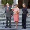 Le roi Juan Carlos Ier d'Espagne, la reine Sofia et l'infante Elena, ainsi que le prince Felipe et la princesse Letizia, partis accueillir les invités à l'aéroport, ont reçu le 18 septembre 2013 au palais de la Zarzuela, à Madrid, le roi Willem-Alexander et la reine Maxima des Pays-Bas, pour leur visite officielle inaugurale.