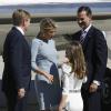 La révérence élégante de la princesse des Asturies... Letizia et Felipe d'Espagne ont accueilli en toute amitié le 18 septembre 2013 à la base militaire aérienne de Torrejon de Ardoz le roi Willem-Alexander et la reine Maxima des Pays-Bas pour leur visite inaugurale en Espagne.