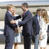 La princesse Letizia et le prince Felipe d'Espagne ont accueilli avec effusion le 18 septembre 2013 à la base militaire aérienne de Torrejon de Ardoz le roi Willem-Alexander et la reine Maxima des Pays-Bas pour leur visite inaugurale en Espagne.