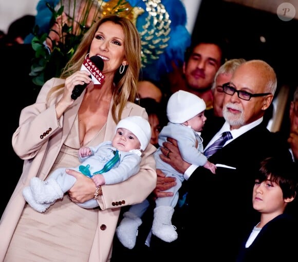 Céline Dion avec son mari René Angélil et leurs enfants, René-Charles, Nelson et Eddy, à Las Vegas, le 16 février 2011.