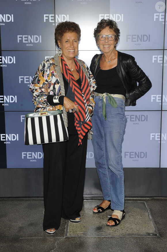 Carla et Paola Fendi assistent au défilé Fendi printemps-été 2014 à Milan. Le 19 septembre 2013.
