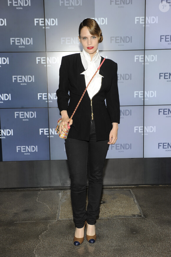 Anna Calvi assiste au défilé Fendi printemps-été 2014 à Milan. Le 19 septembre 2013.