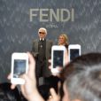 Karl Lagerfeld et Silvia Venturini Fendi, applaudis lors du final du défilé Fendi printemps-été 2014 à Milan. Le 19 septembre 2013.