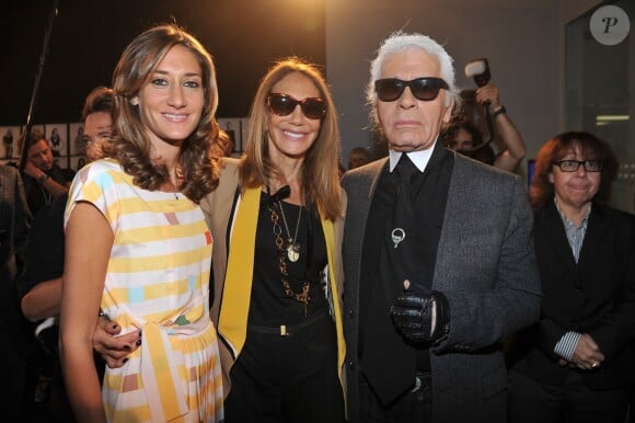 Marisa Berenson, sa fille Starlite et Karl Lagerfeld lors du défilé Fendi printemps-été 2014 à Milan. Le 19 septembre 2013.