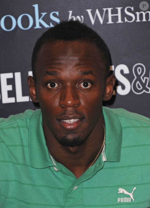 Usain Bolt lors de la dédicace de son autobiographie Faster than lightning, le 19 septembre 2013 chez WHSmith à Londres