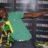 Usain Bolt lors de la dédicace de son autobiographie Faster than lightning, le 19 septembre 2013 chez WHSmith à Londres