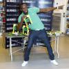 Usain Bolt prend sa célèbre pose lors de la signature de son autobiographie Faster than Lightning chez WHSmith à Londres le 19 septembre 2013