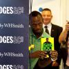 Usain Bolt lors de la signature de son autobiographie Faster than Lightning chez WHSmith à Londres le 19 septembre 2013