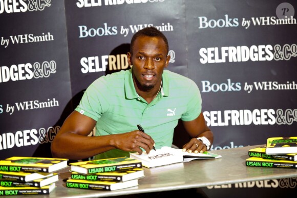 Usain Bolt lors de la signature de son autobiographie Faster than Lightning chez WHSmith à Londres le 19 septembre 2013
