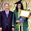 Yamina Benguigui, faite docteur honoris causa à l'université Abaï d'Almaty au Kazakhstan le 17 septembre 2013, au côté du ministe kazakh de l'éducation nationale