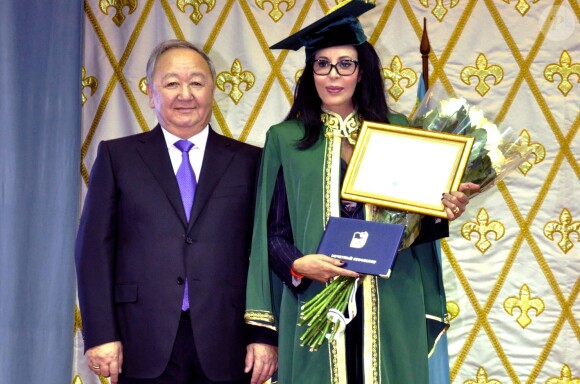 Yamina Benguigui, faite docteur honoris causa à l'université Abaï d'Almaty au Kazakhstan le 17 septembre 2013, au côté du ministe kazakh de l'éducation nationale