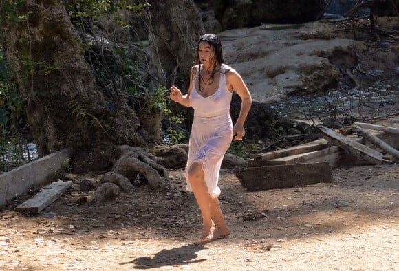 Monica Bellucci seins nus, court sur le tournage du film L'amour et la paix près des chutes de Kravica Falls sur la rivière Trebizat, Ljubuski, en Bosnie le 21 septembre 2013.