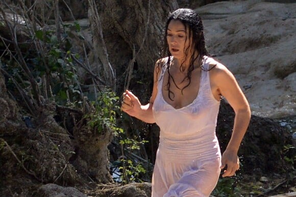Monica Bellucci dévoile ses courbes en action sur le tournage du film L'amour et la paix près des chutes de Kravica Falls sur la rivière Trebizat, Ljubuski, en Bosnie le 21 septembre 2013.