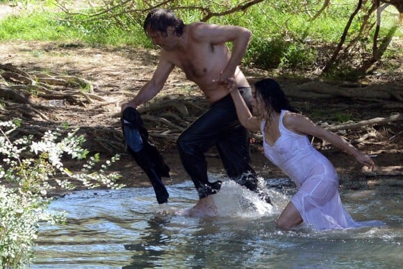 Monica Bellucci et Emir Kusturica sur le tournage du film L'amour et la paix près des chutes de Kravica Falls sur la rivière Trebizat, Ljubuski, en Bosnie le 21 septembre 2013.