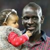 Mamadou Sakho avec sa fille Aïda pour dire adieu aux supporters du PSG après le match contre l'AS Monaco au Parc des Princes le 22 septembre 2013.