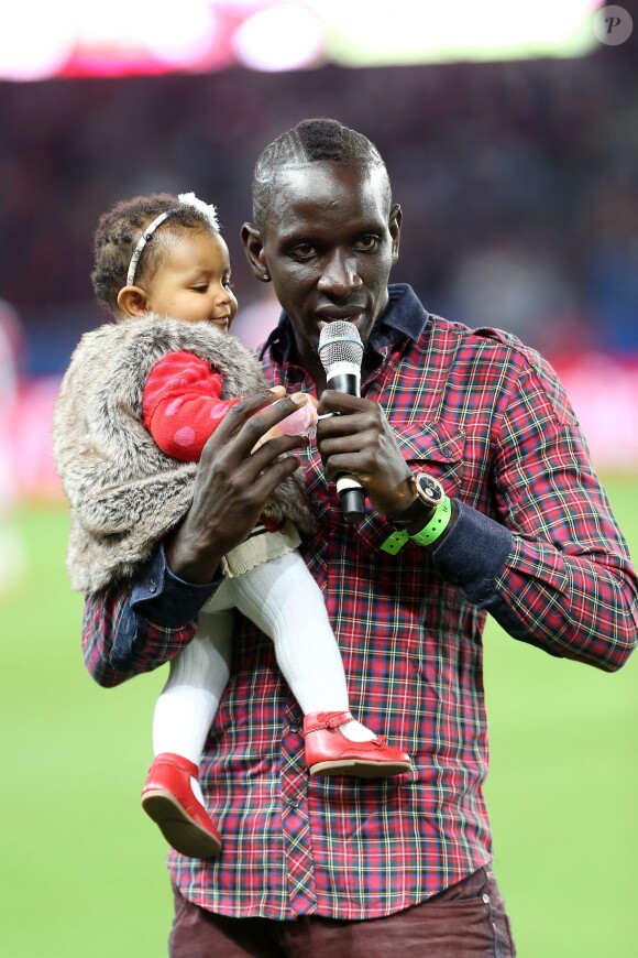 Le défenseur Mamadou Sakho avec sa fille Aïda pour dire au revoir aux supporters du PSG après le match contre l'AS Monaco au Parc des Princes le 22 septembre 2013.