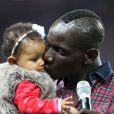 Le défenseur français Mamadou Sakho avec sa fille Aïda pour dire au revoir aux supporters du PSG après le match contre l'AS Monaco au Parc des Princes le 22 septembre 2013.