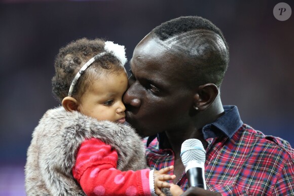 Le défenseur français Mamadou Sakho avec sa fille Aïda pour dire au revoir aux supporters du PSG après le match contre l'AS Monaco au Parc des Princes le 22 septembre 2013.