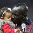 Mamadou Sakho avec sa fille Aïda pour dire au revoir aux supporters du PSG après le match contre l'AS Monaco au Parc des Princes le 22 septembre 2013.