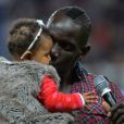 Mamadou Sakho avec sa petite fille Aïda pour dire au revoir aux supporters du PSG après le match contre l'AS Monaco au Parc des Princes le 22 septembre 2013.