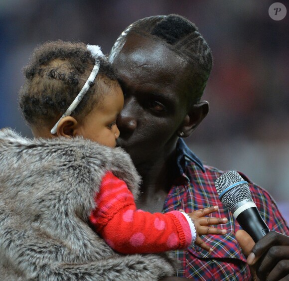 Mamadou Sakho avec sa petite fille Aïda pour dire au revoir aux supporters du PSG après le match contre l'AS Monaco au Parc des Princes le 22 septembre 2013.