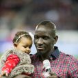 Mamadou Sakho avec sa fille Aïda pour dire au revoir aux supporters du PSG après le match contre l'AS Monaco au Parc des Princes le 22 septembre 2013.