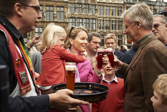 Une petite mousse pour se désaltérer après l'effort ! Le roi Philippe de Belgique, son épouse la reine Mathilde et leurs quatre enfants Elisabeth, Gabriel, Emmanuel et Eléonore ont surpris les Bruxellois en prenant leur vélo pour participer au ''dimanche sans voiture'' le 22 septembre 2013. Venue du château de Laeken, la tribu royale a fait une halte sur la Grand-Place.