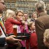 Le roi Philippe de Belgique, son épouse la reine Mathilde et leurs quatre enfants Elisabeth, Gabriel, Emmanuel et Eléonore ont surpris les Bruxellois en prenant leur vélo pour participer au ''dimanche sans voiture'' le 22 septembre 2013. Venue du château de Laeken, la tribu royale a fait une halte sur la Grand-Place.