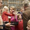 Le roi Philippe de Belgique, son épouse la reine Mathilde et leurs quatre enfants Elisabeth, Gabriel, Emmanuel et Eléonore ont surpris les Bruxellois en prenant leur vélo pour participer au ''dimanche sans voiture'' le 22 septembre 2013. Venue du château de Laeken, la tribu royale a fait une halte sur la Grand-Place.