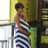 Halle Berry très enceinte, va acheter un smoothie au Jamba Juice à Studio City, le 23 septembre 2013.