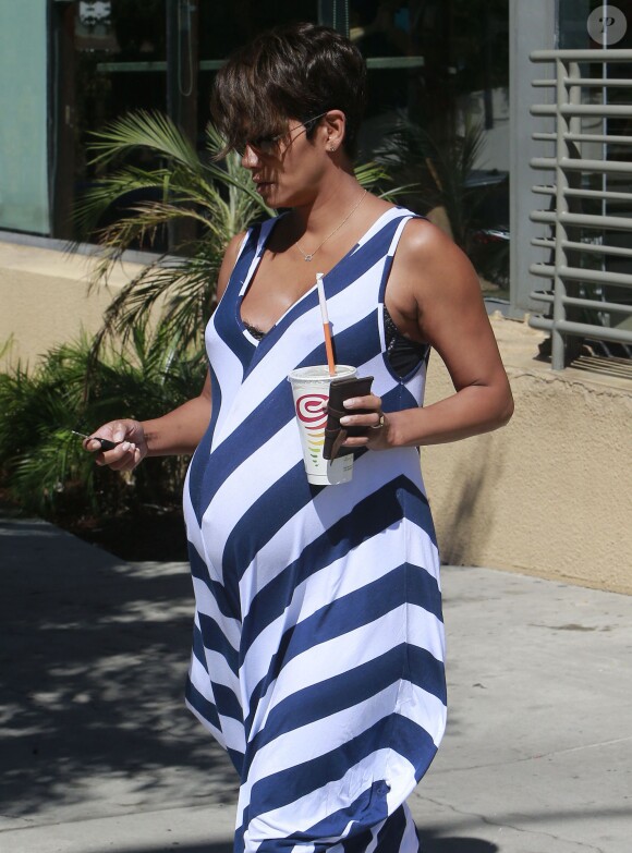 Halle Berry très enceinte, affiche son baby-bump en allant acheter un smoothie au Jamba Juice à Studio City, le 23 septembre 2013.