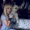 Florine et son chien Shakespeare. La blonde et Sonja de Secret Story 7 se font la guerre sur Twitter. Septembre 2013.
