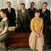 Aaron Staton, Christina Hendricks, Elisabeth Moss, John Slattery et Jon Hamm dans la série Mad Men.