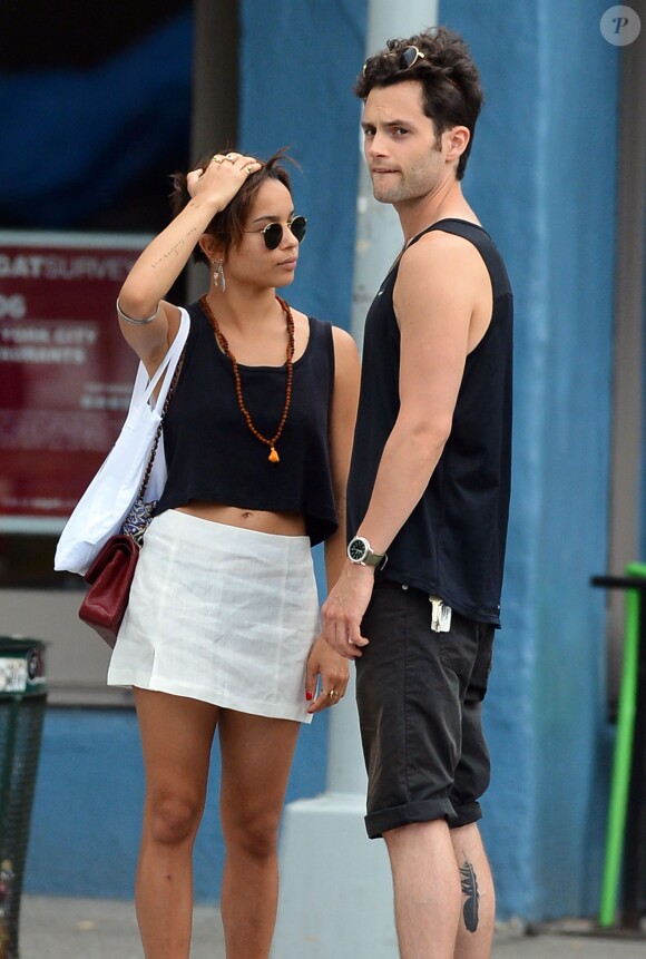 Zoë Kravitz et son petit ami Penn Badgley dans les rues de New York, le 14 juillet 2012.