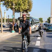 Hugh Jackman à bicyclette à Paris : Prudent et toujours charmant