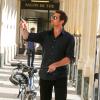 Hugh Jackman a loué un vélo pour se balader à Paris le 24 septembre 2013