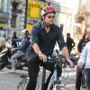 Hugh Jackman a loué un vélo pour se balader à Paris le 24 septembre 2013