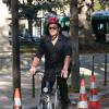 Hugh Jackman se promène dans les rues de Paris sur une bicyclette de location à Paris le 24 septembre 2013
