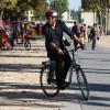 Hugh Jackman se promène dans les rues de Paris sur une bicyclette de location à Paris le 24 septembre 2013