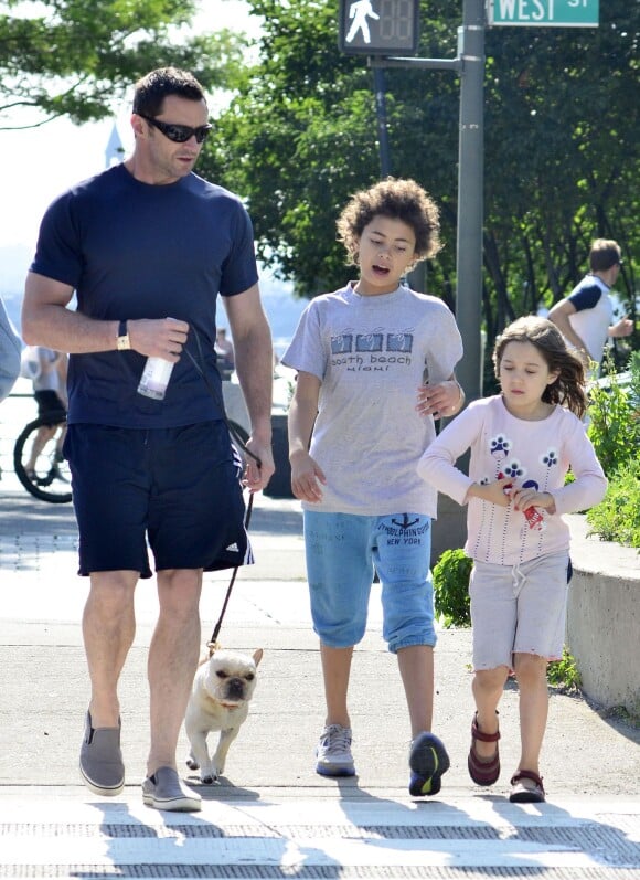 Hugh Jackman avec ses enfants Ava et Oscar à New York le 17 juin 2012