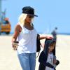 Christina Aguilera et son fils Max , en sortie à Los Angeles, le 11 août 2013.