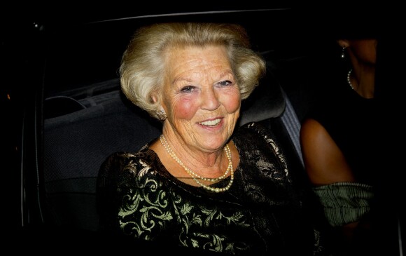Les belles pommettes de la princesse Beatrix des Pays-Bas, ici le 28 août 2013 au Concertgebouw, à Amsterdam, ont souffert...
