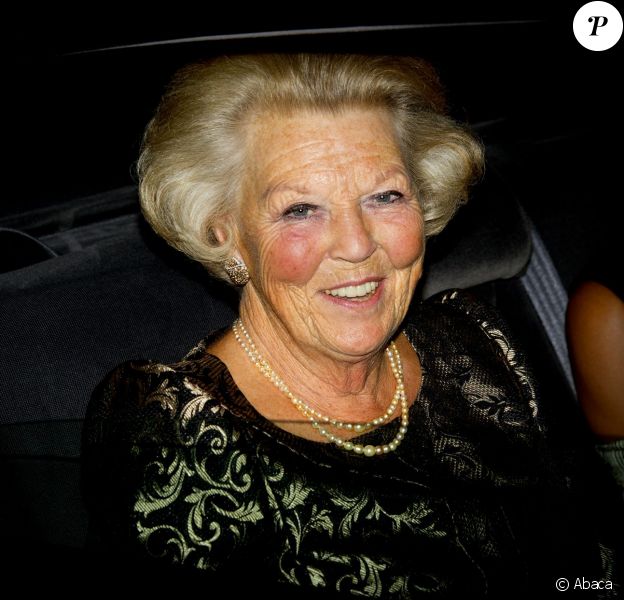 Les belles pommettes de la princesse Beatrix des Pays-Bas, ici le 28 août 2013 au Concertgebouw, à Amsterdam, ont souffert...