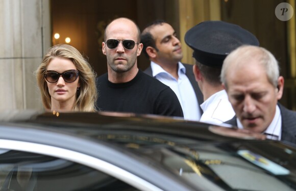 Rosie Huntington-Whiteley et Jason Statham sortent de l'hôtel Bristol et se baladent à Paris, le 26 septembre 2013.