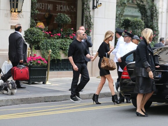 Rosie Huntington-Whiteley et Jason Statham sortent de l'hôtel Bristol et se baladent à Paris, le 26 septembre 2013.