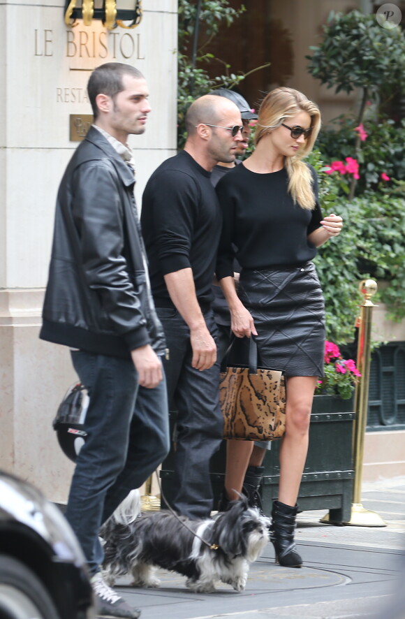 Rosie Huntington-Whiteley et Jason Statham sortent de l'hôtel Bristol et se baladent à Paris, le 26 septembre 2013.