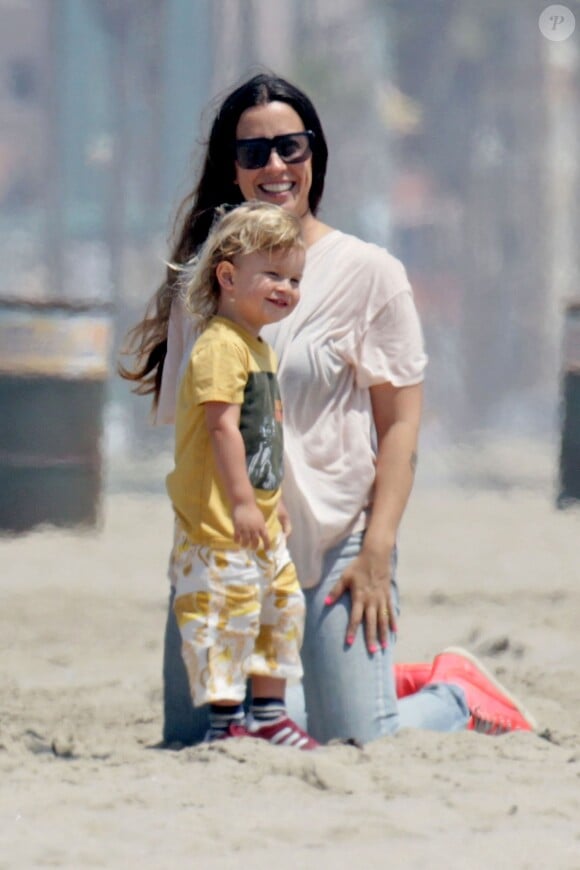 Alanis Morissette et son fils Ever à Santa Monica, le 9 juin 2013.
