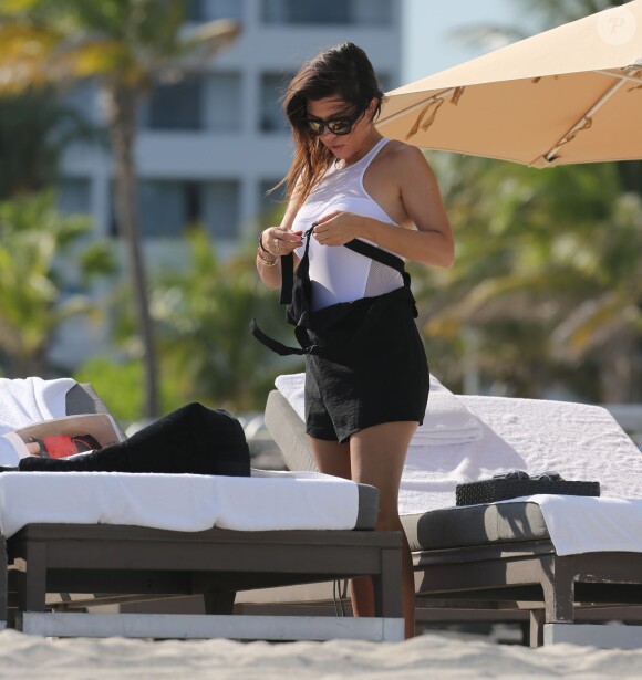 Kourtney Kardashian se déshabille à Miami le 28 septembre 2013 à Paris.