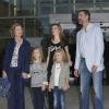 Felipe et Letizia d'Espagne ont visité avec leurs filles les princesses Leonor (presque 8 ans) et Sofia (6 ans) le roi Juan Carlos Ier d'Espagne le 27 septembre 2013 à l'hôpital Quiron de la banlieue de Madrid, où le souverain a été opéré de la hanche.